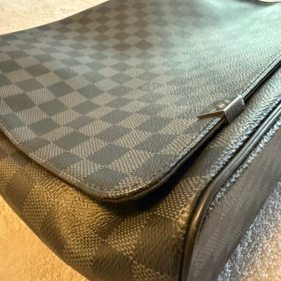 LOUIS VUITTON District PM Messenger Bag (pre owned, like new!) - Picture 4 of 9